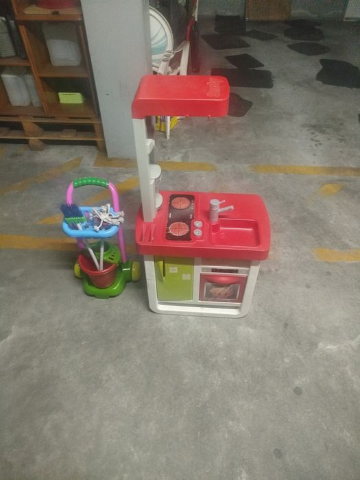 Cozinha e kit de limpeza de brincar