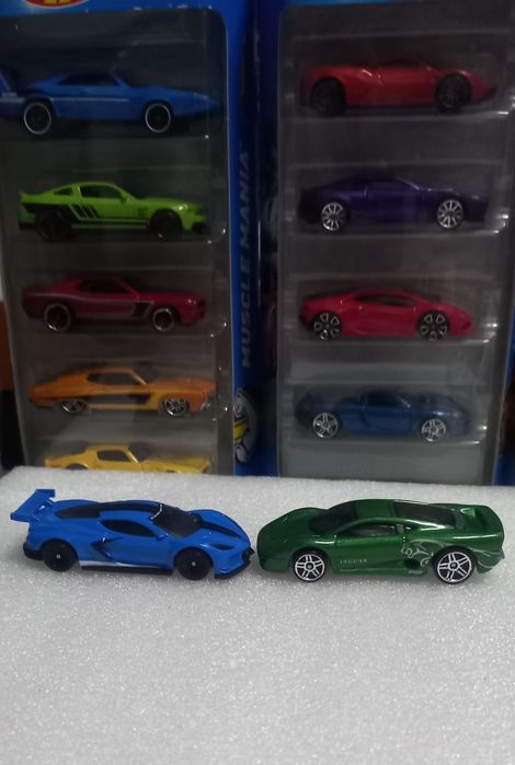Conjunto 2 hot wheels corvette & jaguar