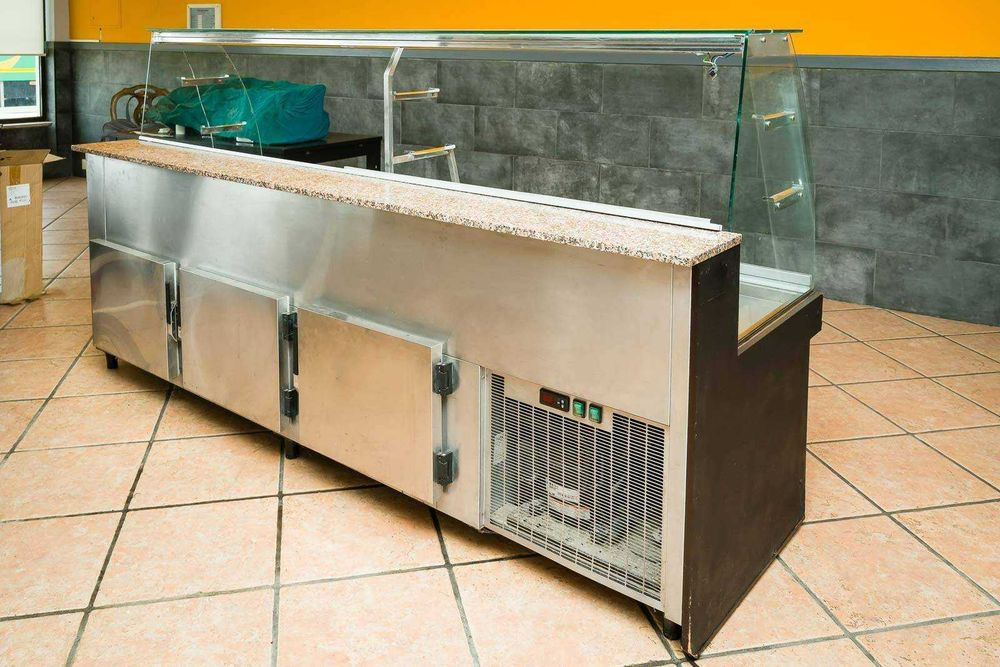 Balcão-vitrina refrigerada com vidro curvo