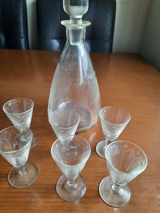 Vendo garrafa de licor e copos em cristal muito antigos
