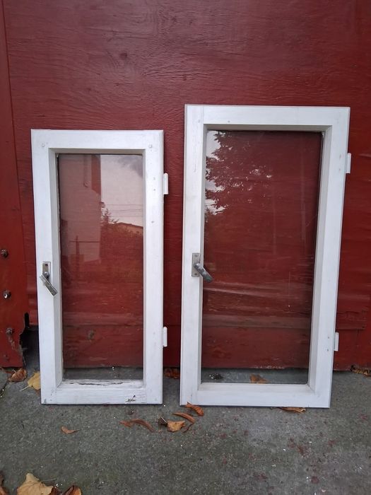 Dwa drewniane okna
