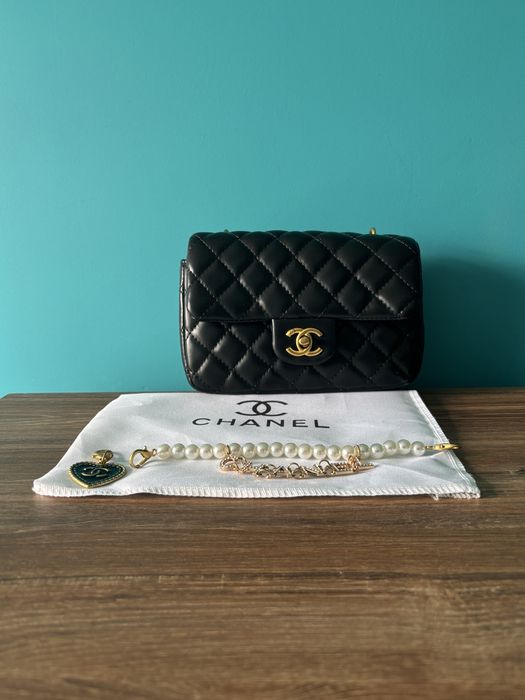 czarna torebka Chanel Classic Flap w wersji mini