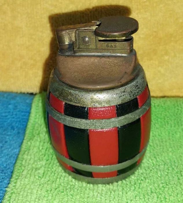 Isqueiro Art Déco, em forma de barril, metal e pele preta e vermelha