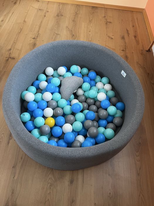 Suchy basen z kulkami