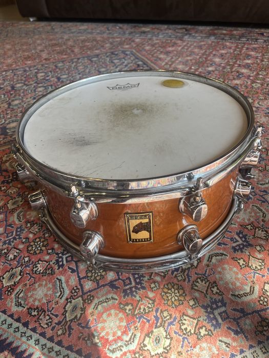 Tarola Mapex Black Panther 13x5,5 com Pearl super hoops