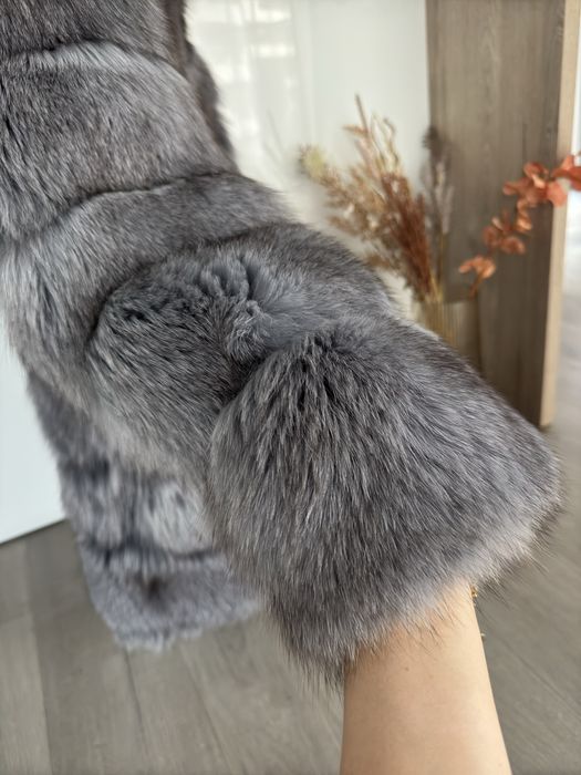Szare futro z naturalnego lisa polarnego typu „transformer”