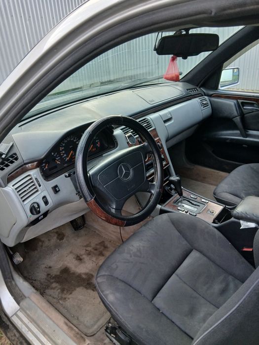 Mercedes-Benz 230