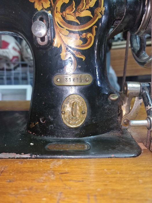 Máquina de costura Singer antiga com mesa