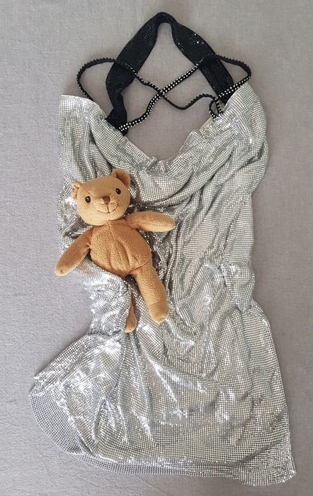 Srebrna luksusowa sukienka H&M MET 2018.