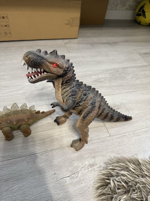 Два динозавра ,один ходит