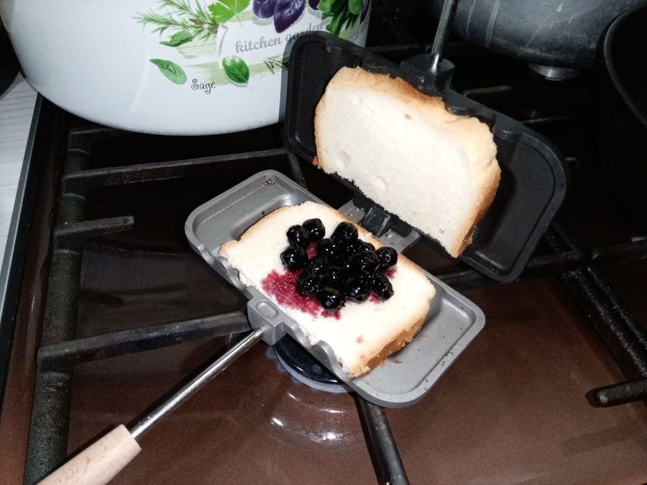 Тостер бутербродниця з тефлоновим покриттям на плиту