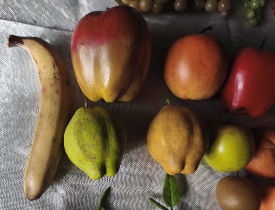 Lote de fruta artificial em borracha