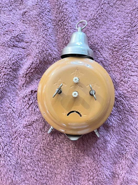 Stary mechaniczny budzik z dzwonkiem Jantar 4 jewels