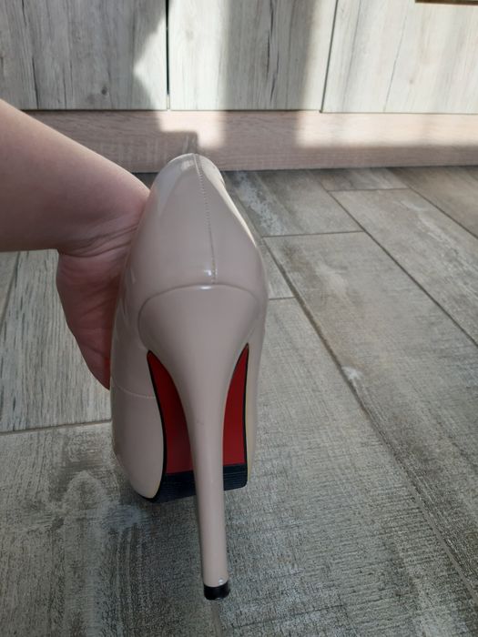 Туфлі бежеві, високий каблук