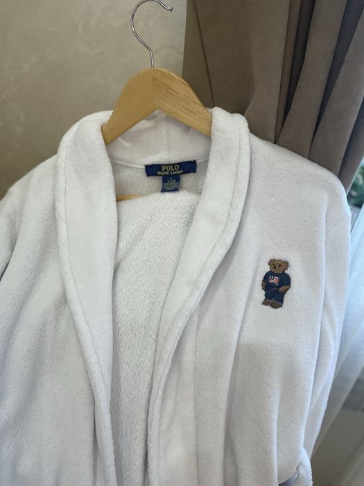 Оригінальний брендовий білий халат від Polo Ralph Lauren із фірмовою вишивкою ведмедика на грудях.