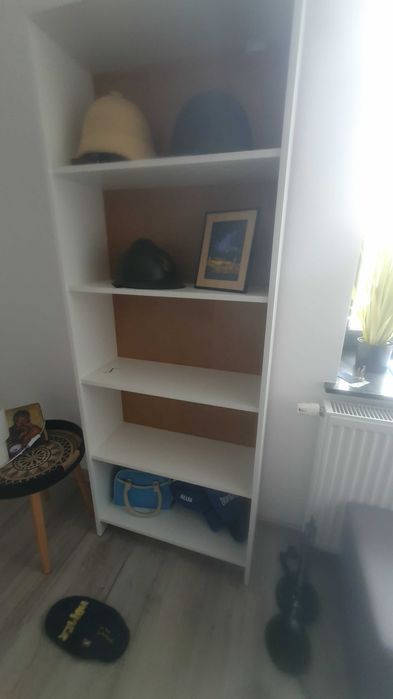 Szafka z półkami