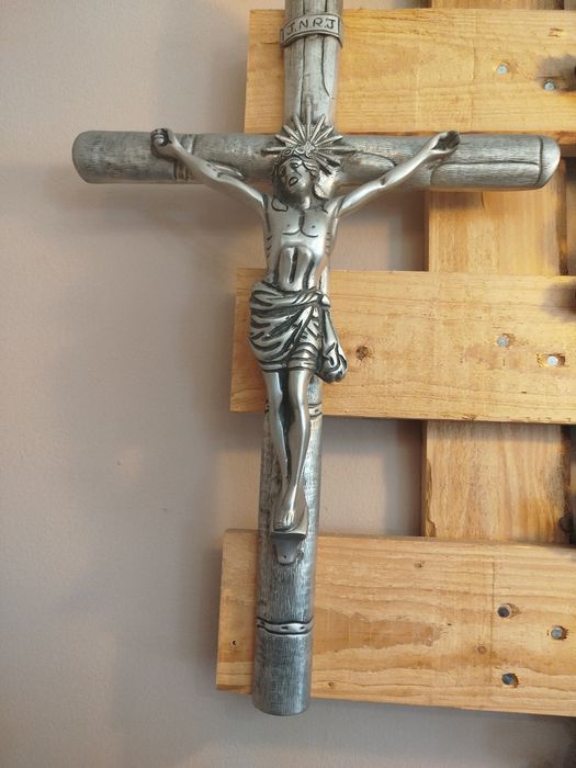 Crucifixo em estanho