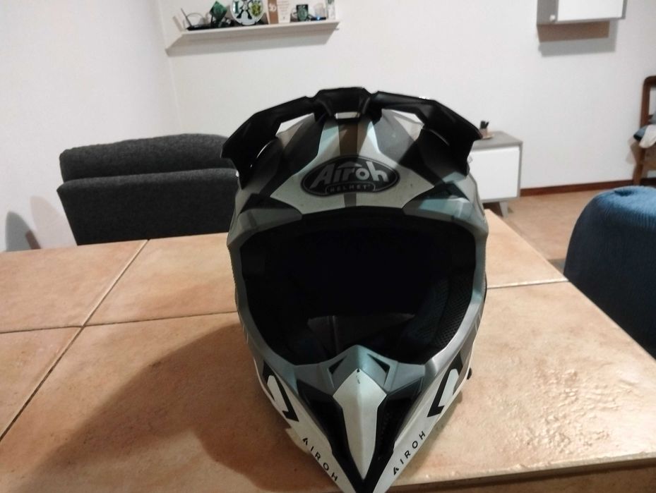 Vendo capacete airoh Helmet de carbono em muito bom estado