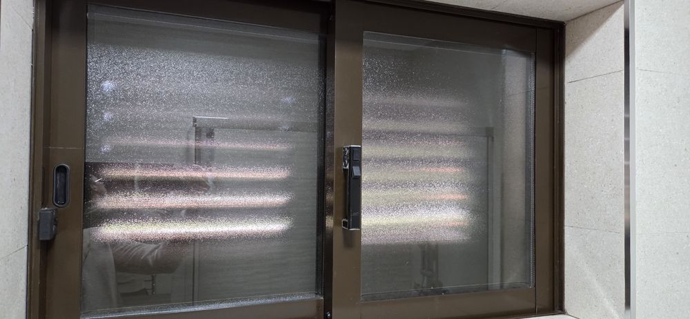 Janela de correr castanha em excelente estado