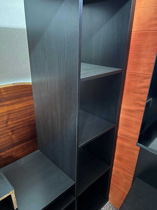 estante de televisão.