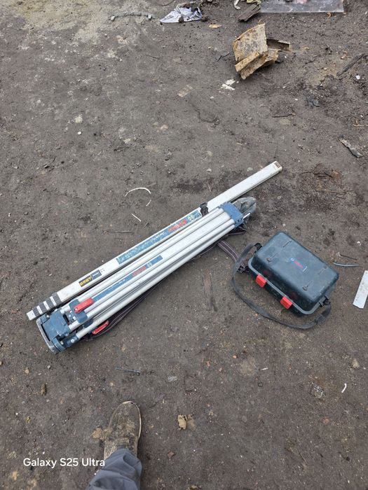 Sprzedam niwelator komplet z stojakiem .