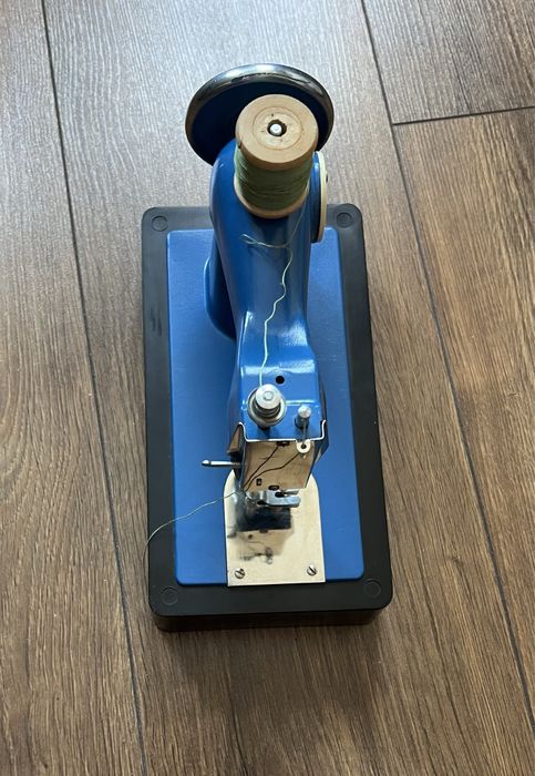 Детская швейная машинка игрушка .