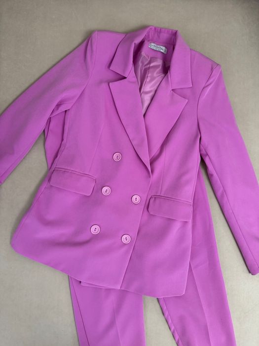 Костюм нарядний, в дуже красивому кольорі, розмір L