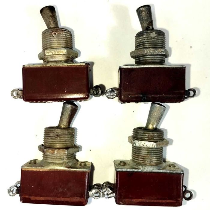 Тумблер четырёх контактный 220V 120Wt в рабочем состоянии.