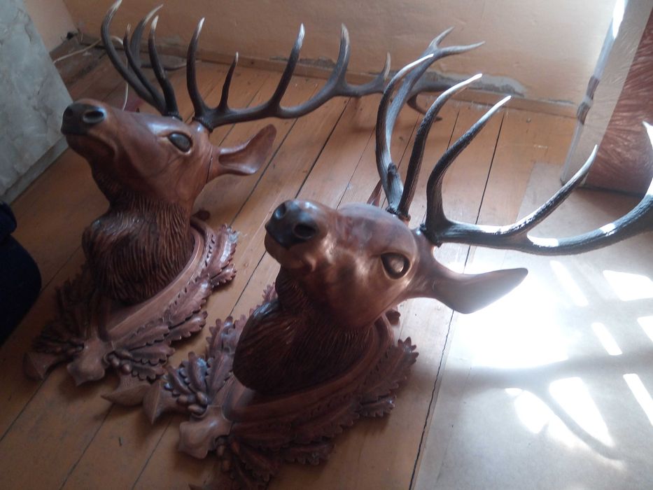 Rogi jelenia a głowa rzeźbiona z drzewa lipowego