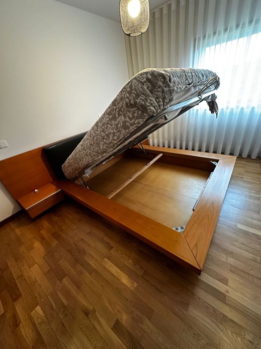 Cama com mesinhas de cabeceira LAS KASAS