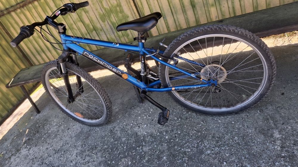Bicicleta  azul e preta