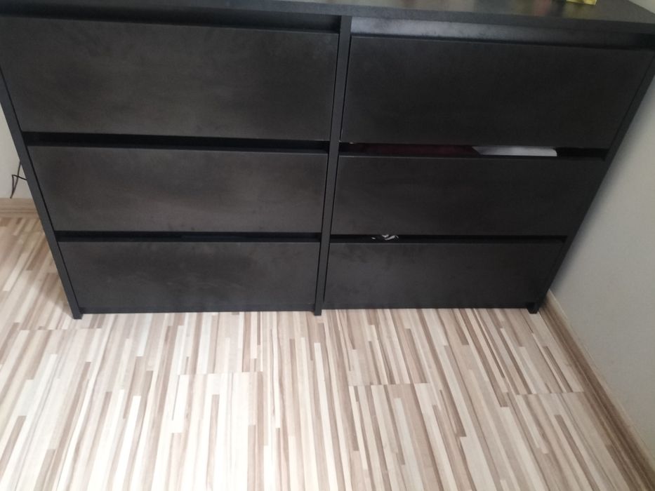 Czarna komoda z szufladami
