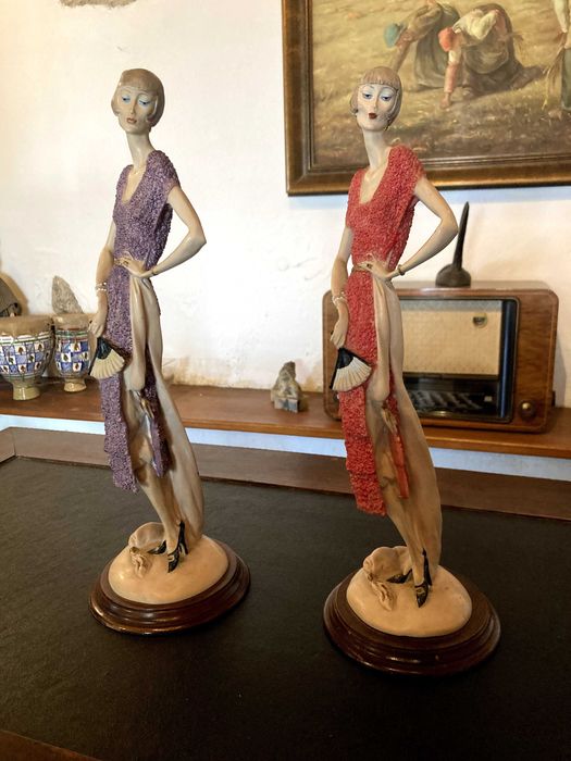 Par de figuras femininas com leque