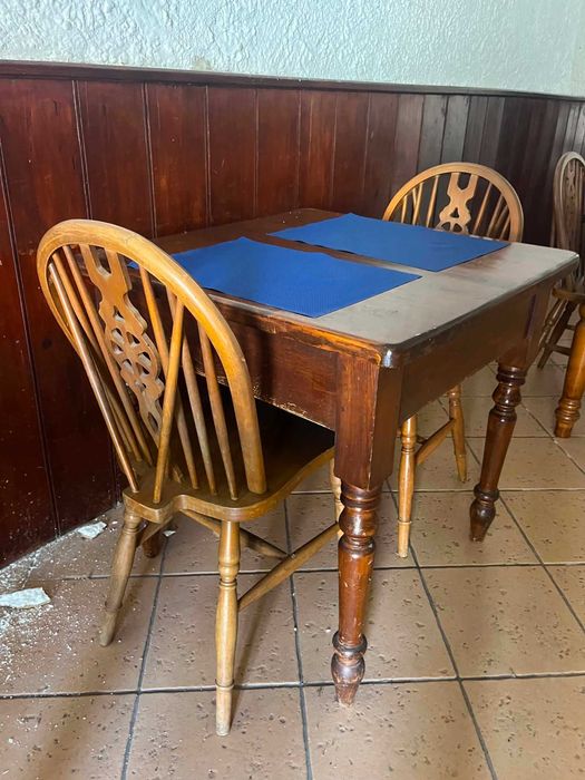 Mesa e Cadeiras de Restaurante em Madeira Maciça – Várias Unidades
