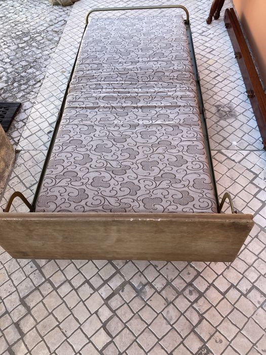 Divã cama de solteiro com colchão em bom estado