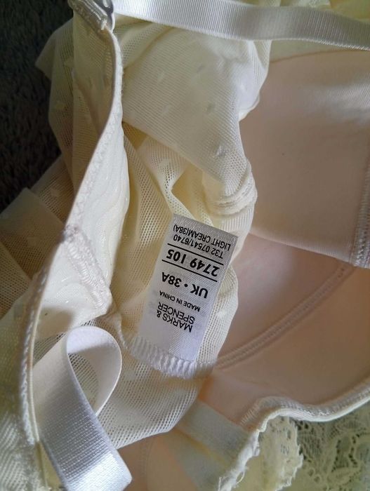 Delikatnie modelujące body koronkowe
