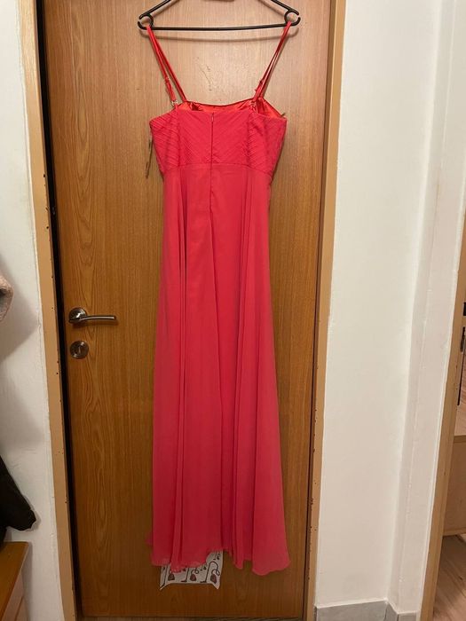 Платье красивого красно- кораллового цвета на бретельках, длинное