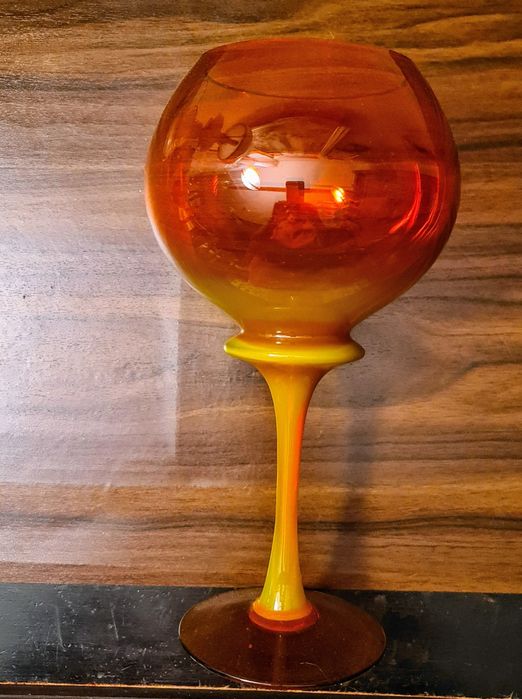 Kielich prof. Horbowy. Szkło barwione w masie antico. 30 cm wysokosc