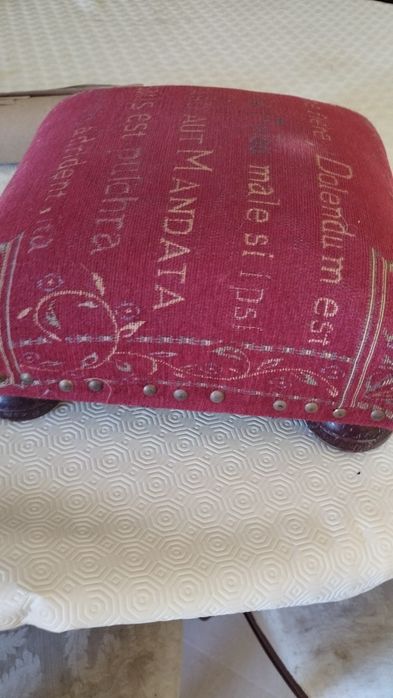 Banqueta pousa pés clássica, em madeira e tecido, muito antiga, em bom