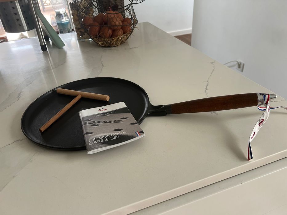 Crepeira STAUB com pega de madeira 28 cm, Ferro fundido, Preto