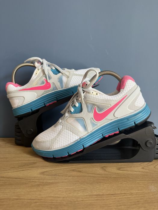 Оригінальні білі спортивні кросівки Nike розмір 38.5 (устілка 24.5 см) з рожевим свушем — ідеальний стан