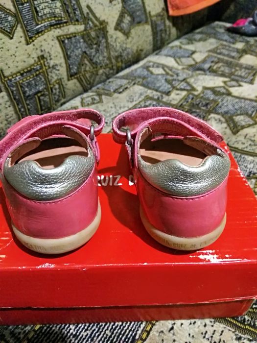 Фірмові сандалики для дівчинки