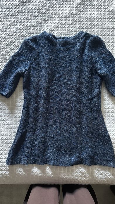 Granatowy sweter z modnym rekawem 3/5