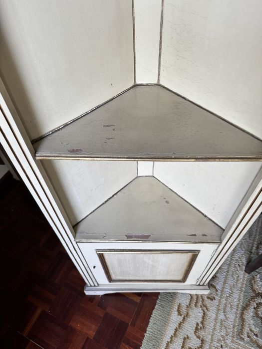 Armário de canto, pintado a bege com detalhes dourados