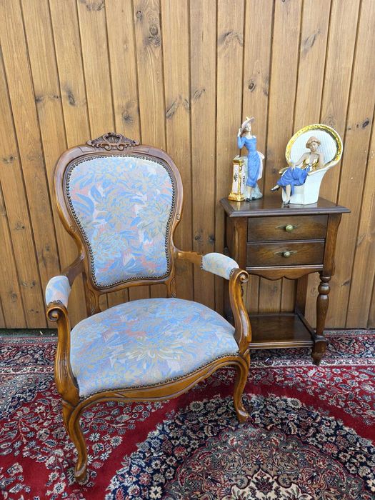 Kwiecisty fotel retro z ozdobną snycerką #2319 Stylowy Węgrów