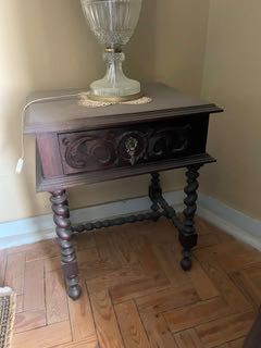 Quarto Antigo Completo – 1.500 €  Vende-se quarto antigo em madeira, de estilo clássico.  Composto por:  1 cama  1 guarda-fatos  2 mesas de cabeceira