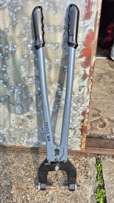 Dziurkacz do blachy trapezowej