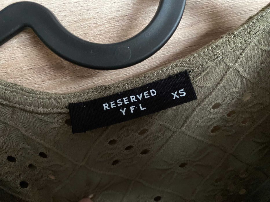Ażurowy T-shirt khaki - Reserved - XS