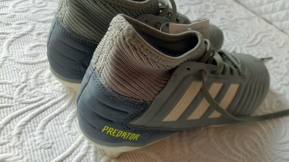 Chuteiras novas ADIDAS PREDATOR n°37,5.