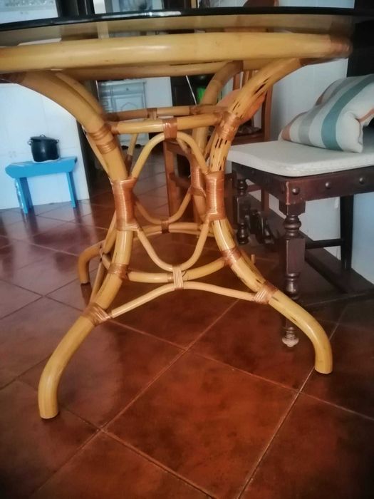 Mesa Redonda em Vidro com Estrutura em Vime/Bambu